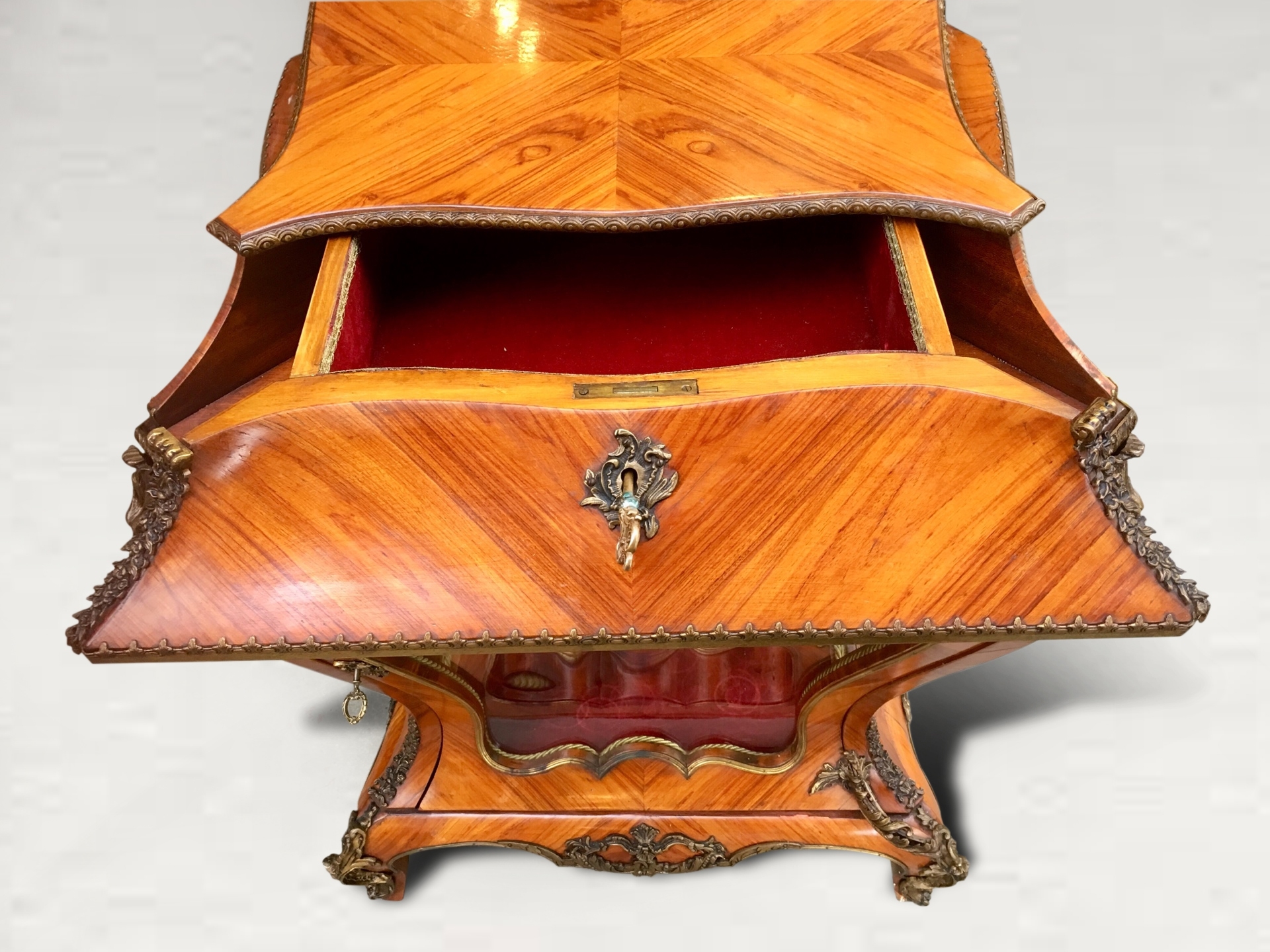 法國沃子爵堡訂制單門展示櫃:圖片 2