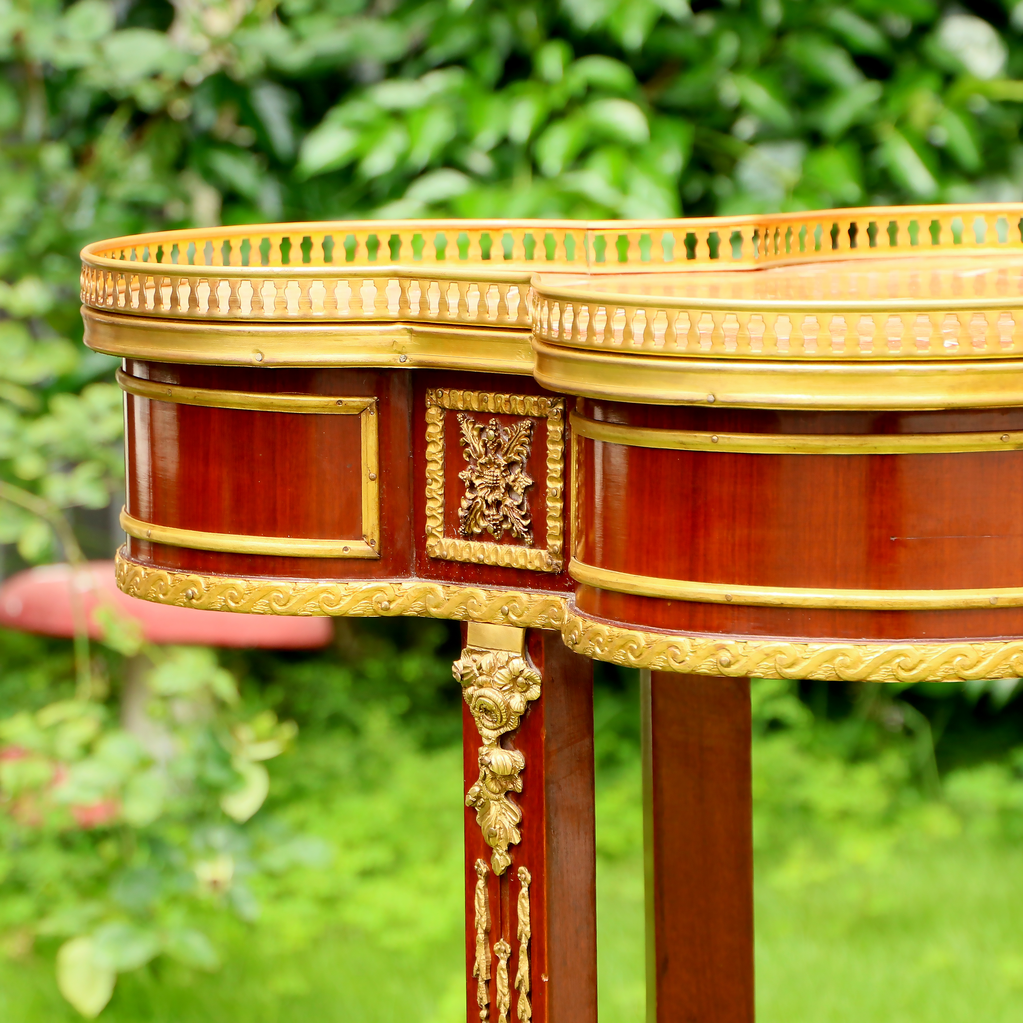 義大利三葉形崁銅大理石小邊桌:圖片 3