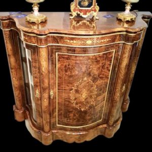 英國維多利亞時期曲面胡桃樹瘤木鑲嵌展示邊櫃