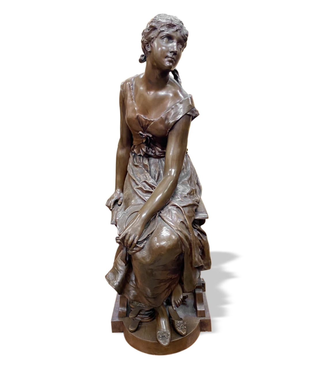 椅上的少婦銅雕作品