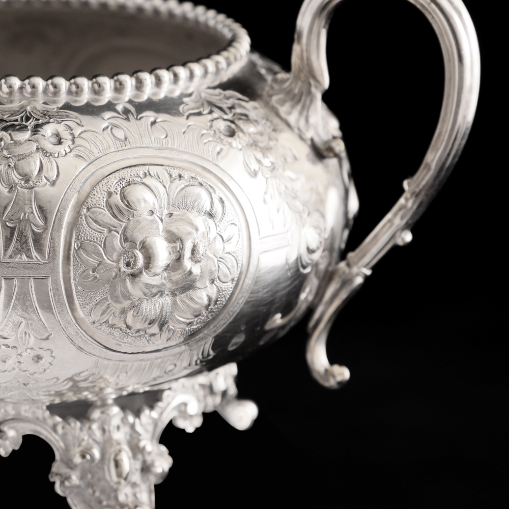 英國維多利亞洛可可風格浮雕銀器茶具三件組:圖片 4