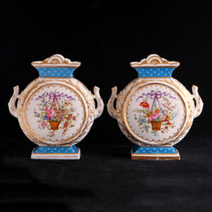 法國Porcelaine de Paris緞帶繽紛花藍雙面手繪雙耳花器一對