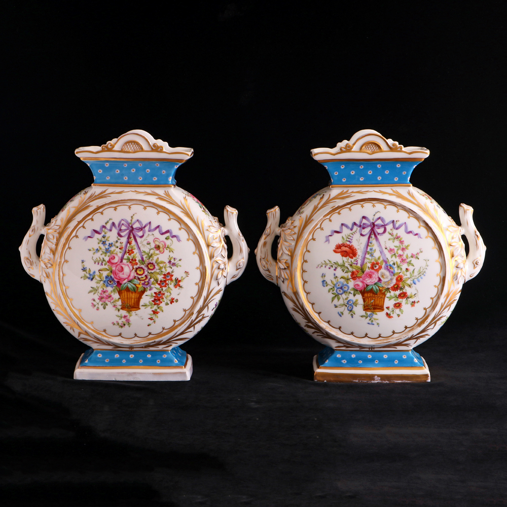 法國Porcelaine de Paris緞帶繽紛花藍雙面手繪雙耳花器一對