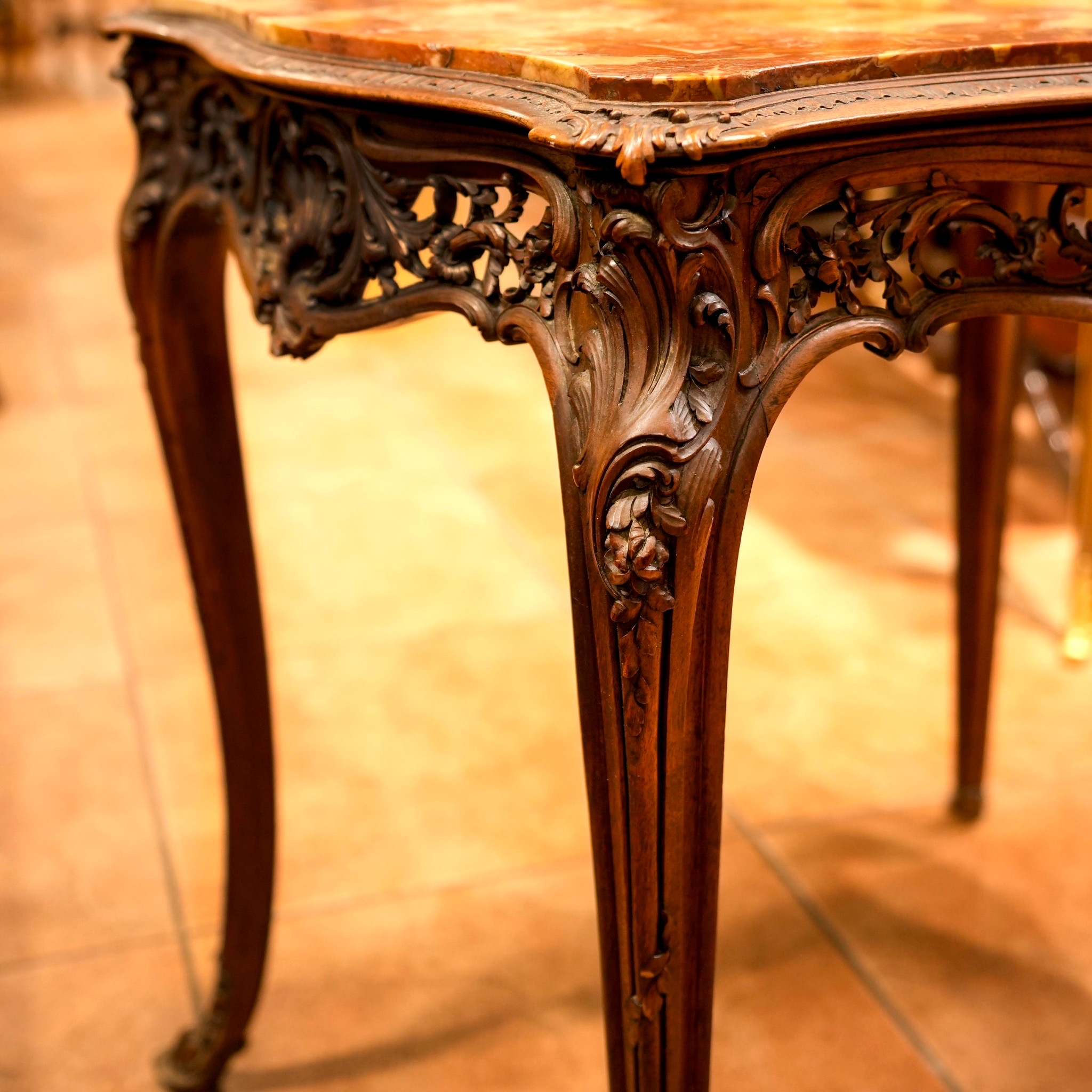 法國洛可可風格鏤空雕刻大理石邊桌:圖片 2