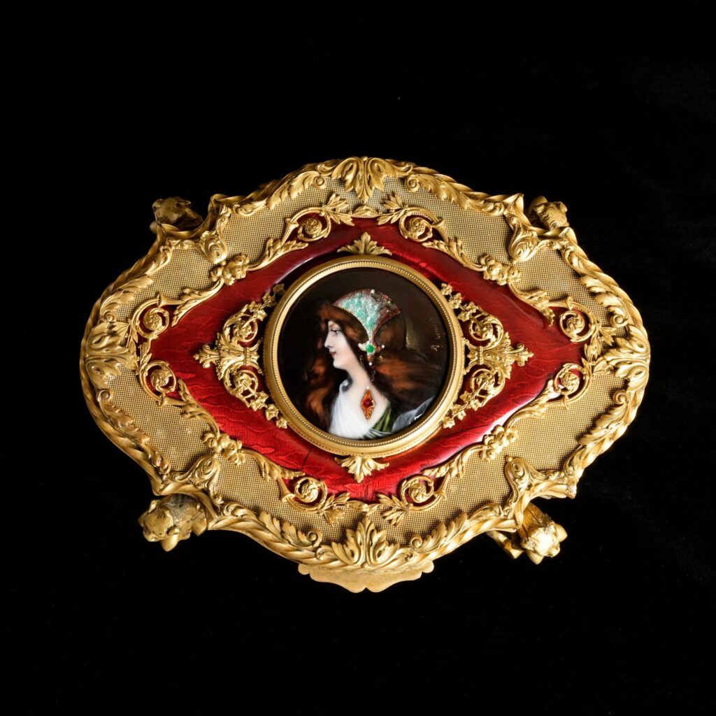 法國貴族訂製精緻浮雕鎏金琺瑯仕女手繪特殊高腳珠寶盒- ANNSONS 安森