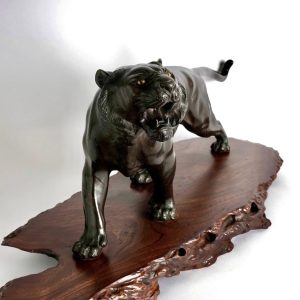 日明治時期寫實主義實木底座老虎銅雕