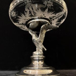 英國維多利亞時期細膩刻花水晶展翅老鷹銀高果盤